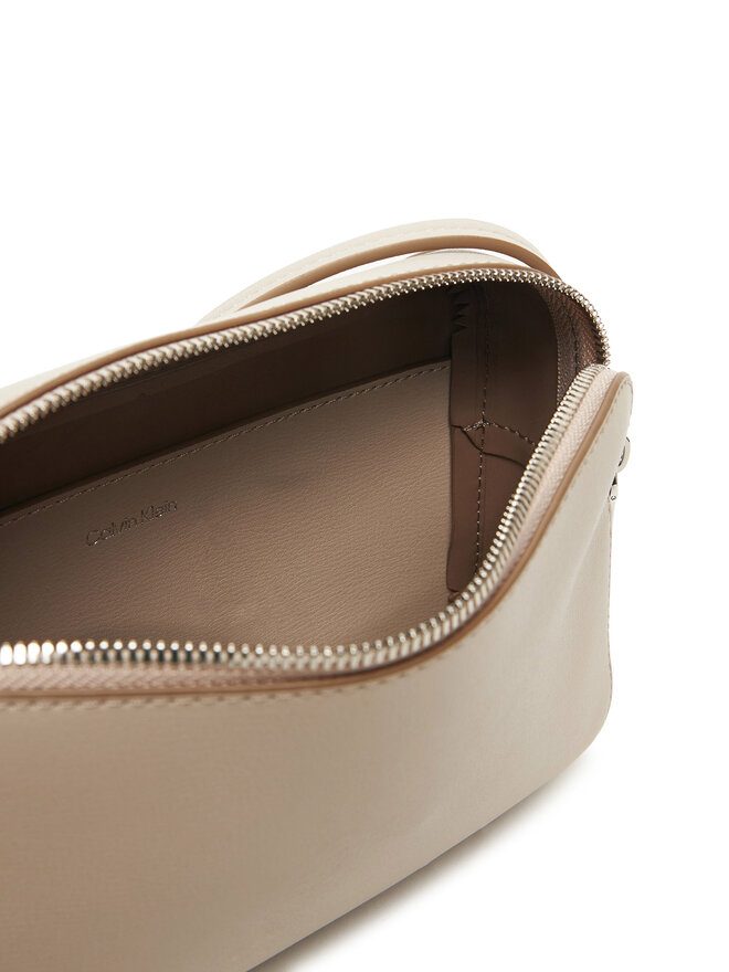 Calvin Klein Ročna torba Calvin Klein Foil Logo Elongated Camera Bag LV04F3276G Bež