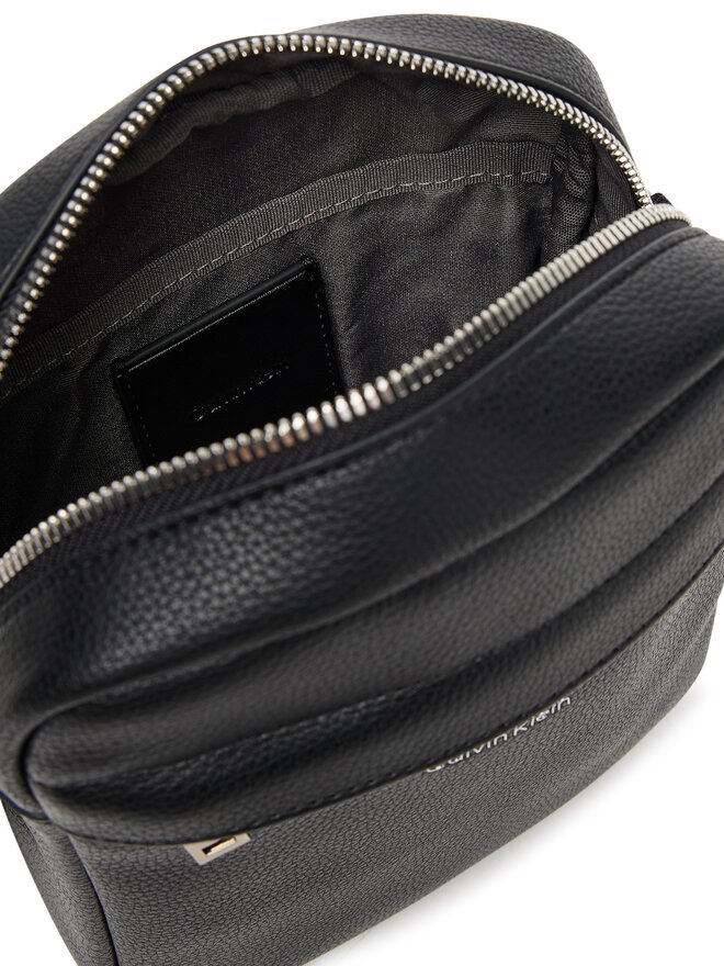 Calvin Klein Crossover torbica Calvin Klein Raised Reporter LV04D3160G Crna