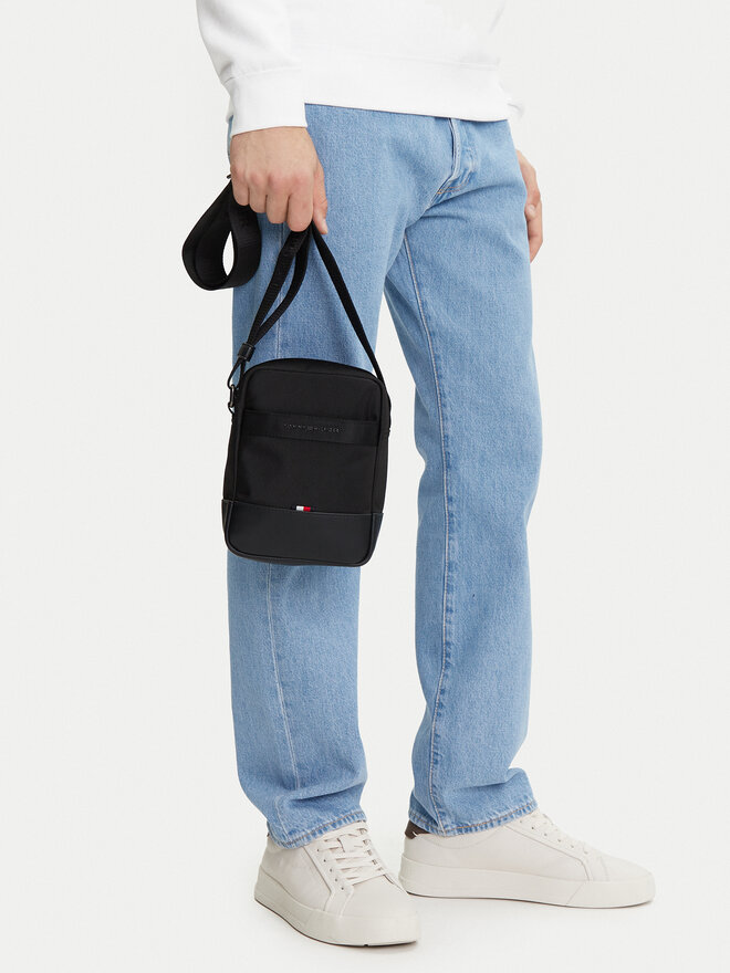 Tommy Hilfiger Torbica za okrog pasu Tommy Hilfiger Th Nylon Travel Mini Reporter AM0AM13472 Črna