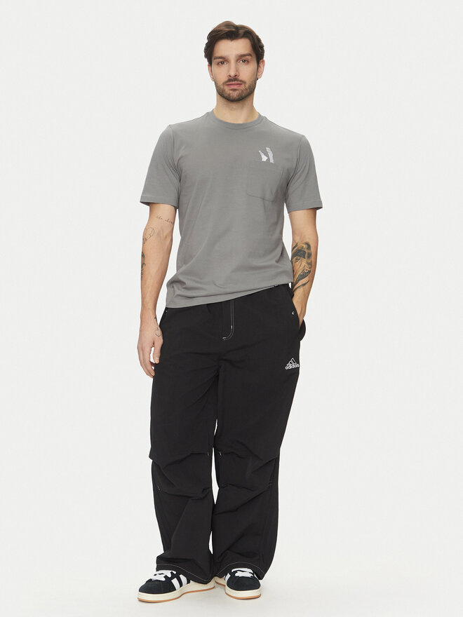 adidas adidas Camiseta Lounge Slides Graphic Pocket JC5284 Gris Regular Fit