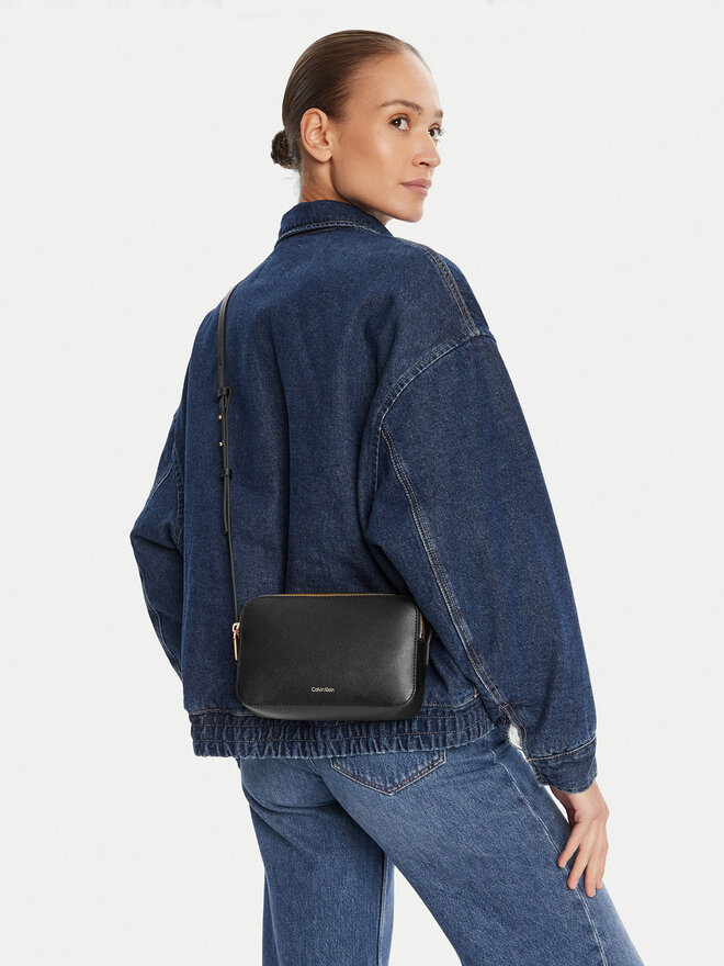 Calvin Klein Handtasche Calvin Klein Foil Logo Elongated Camera Bag LV04F3276G Schwarz