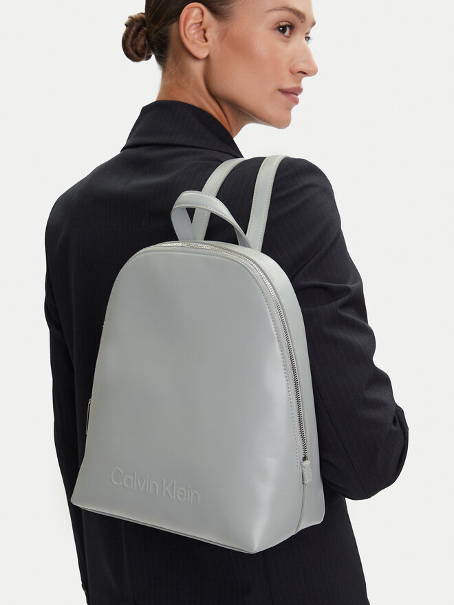 Calvin Klein Mochila Calvin Klein Embossed Calvin Round Backpack K60K613185 Gris