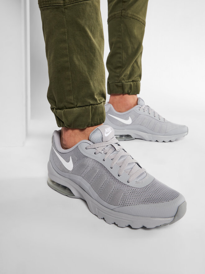 nike invigor on feet