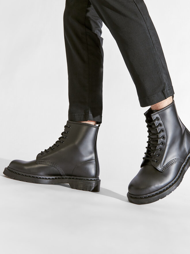 Dr martens newton mono black 2025