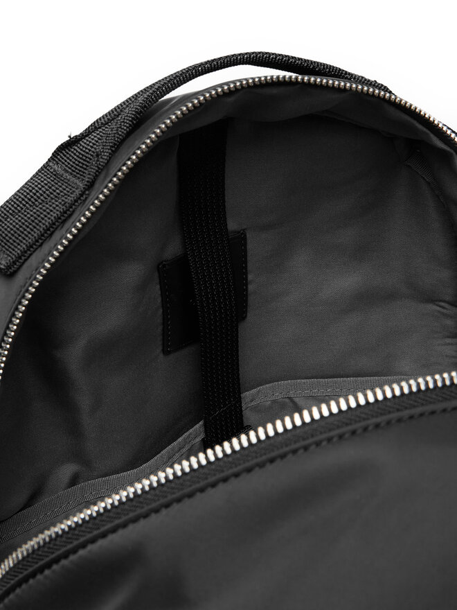 Calvin Klein Nahrbtnik Calvin Klein Sleek Nylon Backpack LV04D3042G Črna