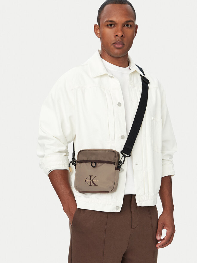 Calvin Klein Umhängetasche Calvin Klein Bold Clrblk Square Crossobdy LV04D3519G Braun