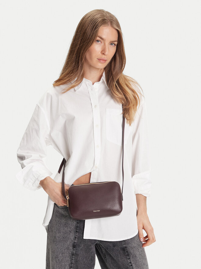 Calvin Klein Ročna torba Calvin Klein Foil Logo Elongated Camera Bag LV04F3276G Bordo rdeča