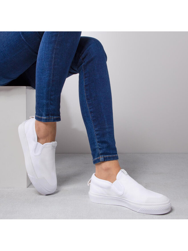 Adidas slip on white outfit hotsell