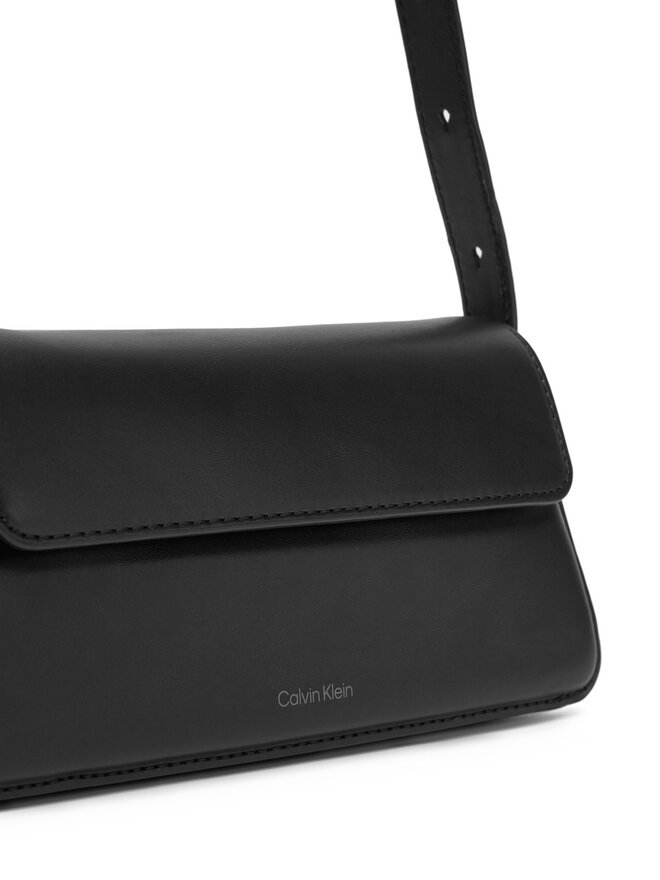Calvin Klein Jeans Kabelka Calvin Klein Jeans Belted Small Shoulder Bag LV04K3110G Černá
