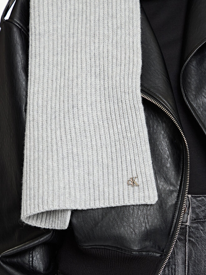 Calvin Klein Šal Calvin Klein Ck Metal Wool Rib Scarf LV04D8056G Siva