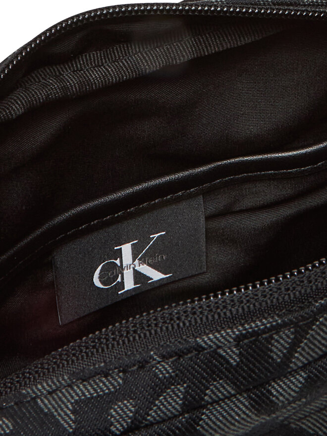 Calvin Klein Umhängetasche Calvin Klein Slouched Monogram Mini Zip Fligh LV04G3175G Schwarz