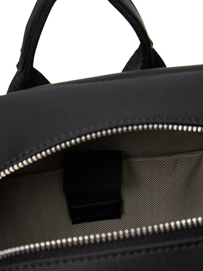 GINO ROSSI Nahrbtnik Gino Rossi 06A10939-2 Črna