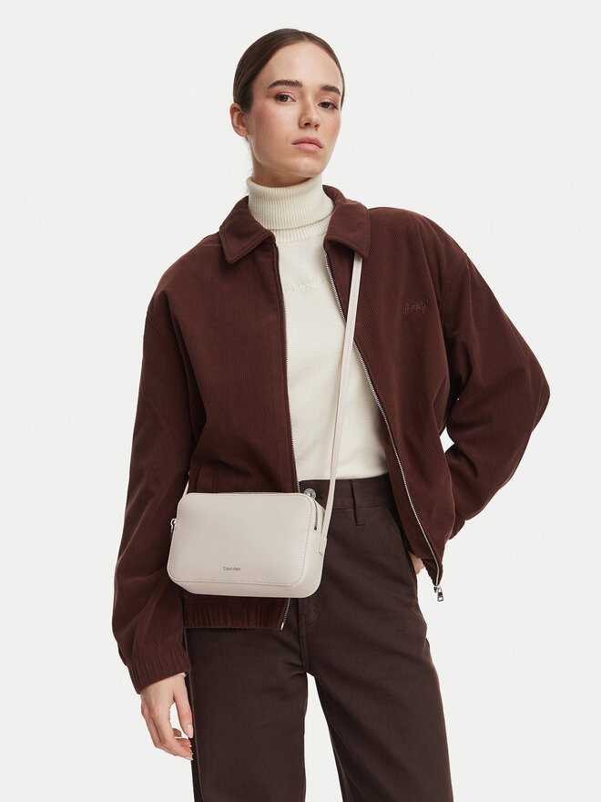 Calvin Klein Handtasche Calvin Klein Foil Logo Elongated Camera Bag LV04F3276G Creme