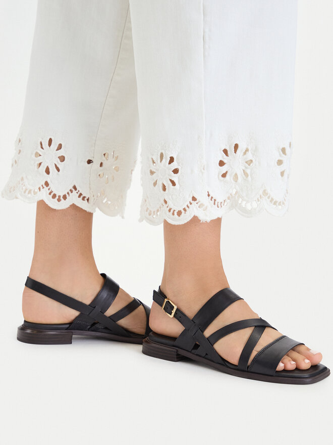 Clarks Босоніжки Clarks Ariany Strap 26185800 Чорний