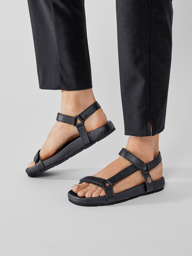 Tommy Hilfiger Sandalen Tommy Hilfiger Th Interlock Flat Sandal FW0FW05623 Schwarz