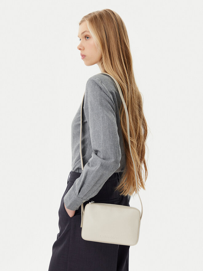 Calvin Klein Handtasche Calvin Klein Embossed Logo Camera Bag K60K612555 Creme