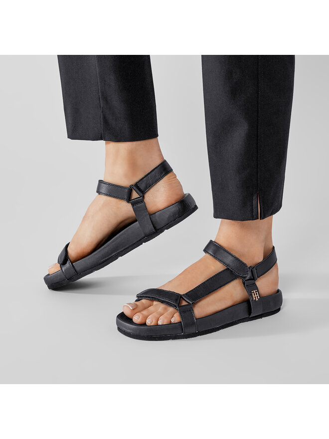 Tommy Hilfiger Sandalen Tommy Hilfiger Th Interlock Flat Sandal FW0FW05623 Schwarz
