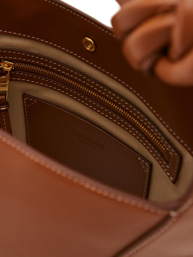 JACQUEMUS Mochila JACQUEMUS Le Petit Tourni 245BA366-3173 Marrón