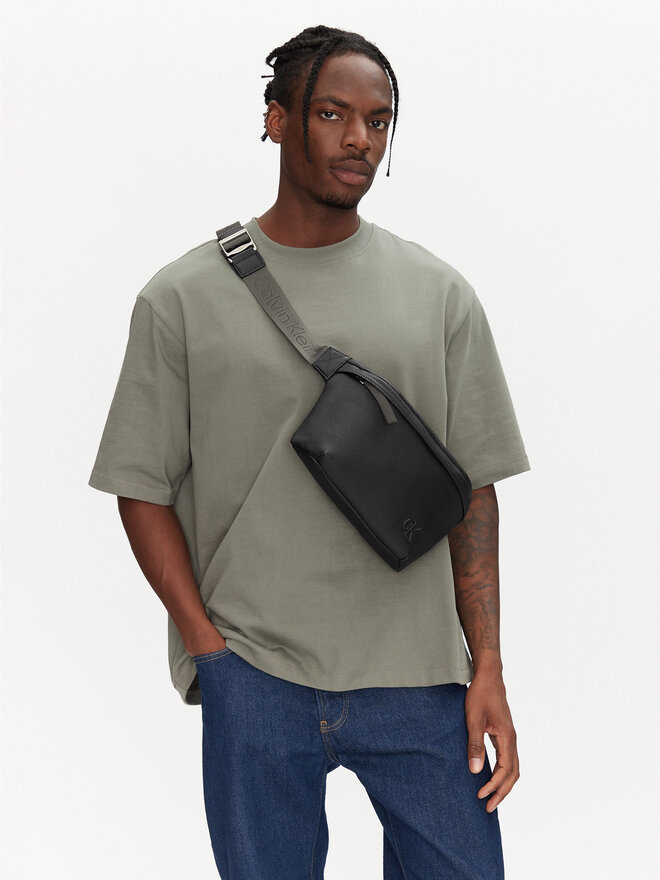 Calvin Klein Torbica za okrog pasu Calvin Klein Business Tech Camera Bag K50K512912 Črna