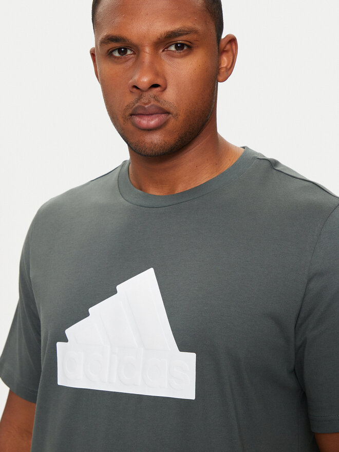 adidas adidas T-Shirt Future Icons Badge of Sport IZ1623 Grün Regular Fit