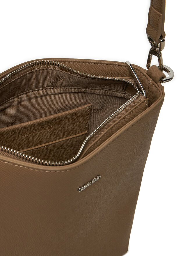 Calvin Klein Ročna torba Calvin Klein Ck Must Small Bucket_Caviar K60K613129 Rjava