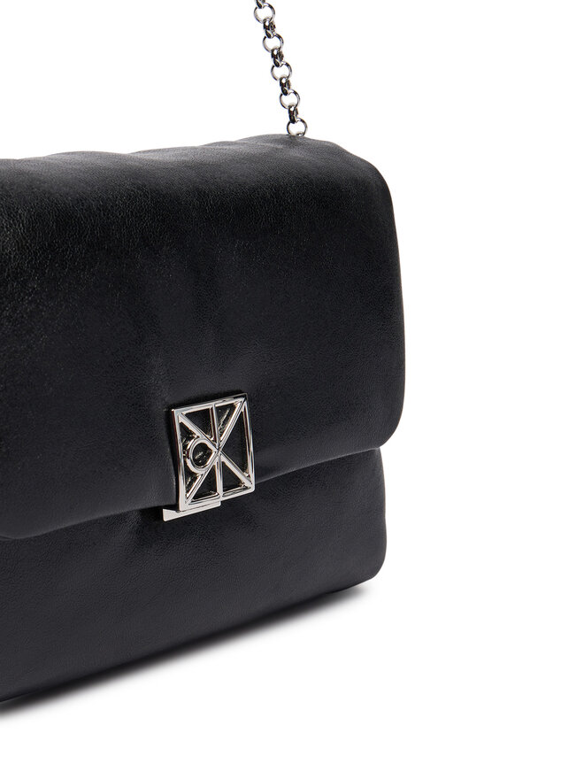 Calvin Klein Handtasche Calvin Klein Emblem Hw Padded Crossbody LV04F3620G Schwarz