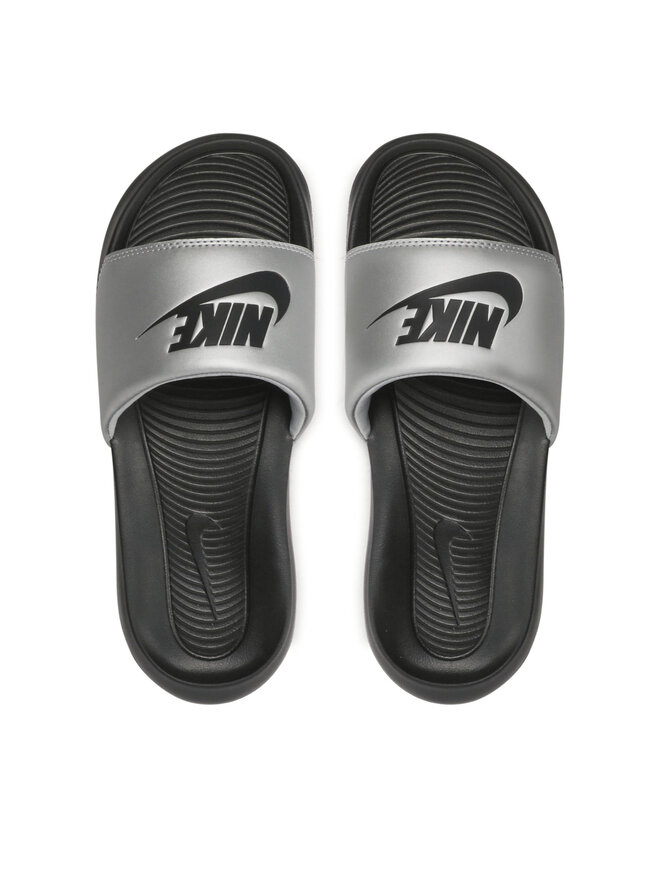 Nike Pantoletten Nike Victori One Slide CN9677 006 Silberfarben