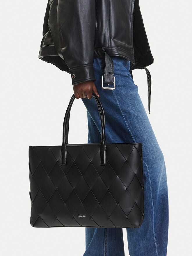 Calvin Klein Ročna torba Calvin Klein Ck Woven Medium Shopper K60K612994 Črna