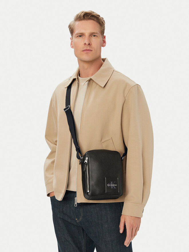 Calvin Klein Umhängetasche Calvin Klein Bold Pebble Simple Reporter LV04D3623G Schwarz