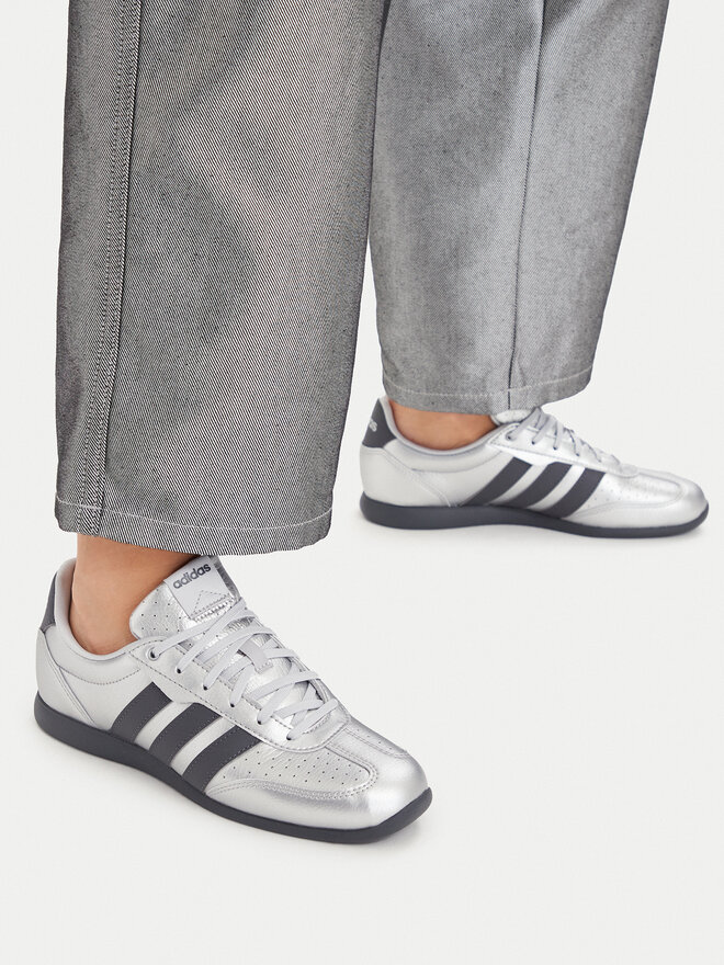 adidas Sneakers adidas Barreda Lo HQ7384 Silberfarben