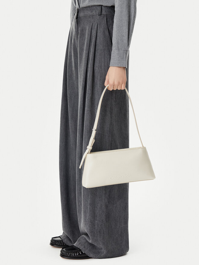 Calvin Klein Borsetta Calvin Klein Embossed Logo Shoulder Bag K60K612550 Écru