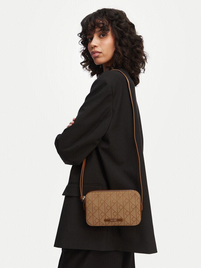 Calvin Klein Handtasche Calvin Klein Emblem Aop Jacquard Camera Bag LV04F3533G Braun