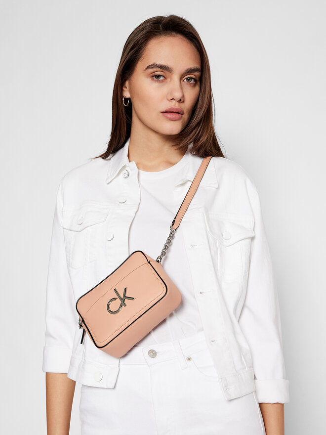 Torebka Calvin Klein Camera Bag K60K606677 Ro owy eobuwie .pl