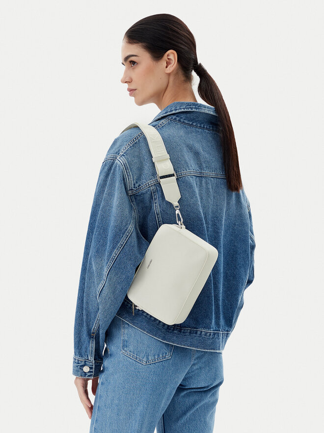 Calvin Klein Ročna torba Calvin Klein Ck Must Small Camera Bag K60K613145 Écru