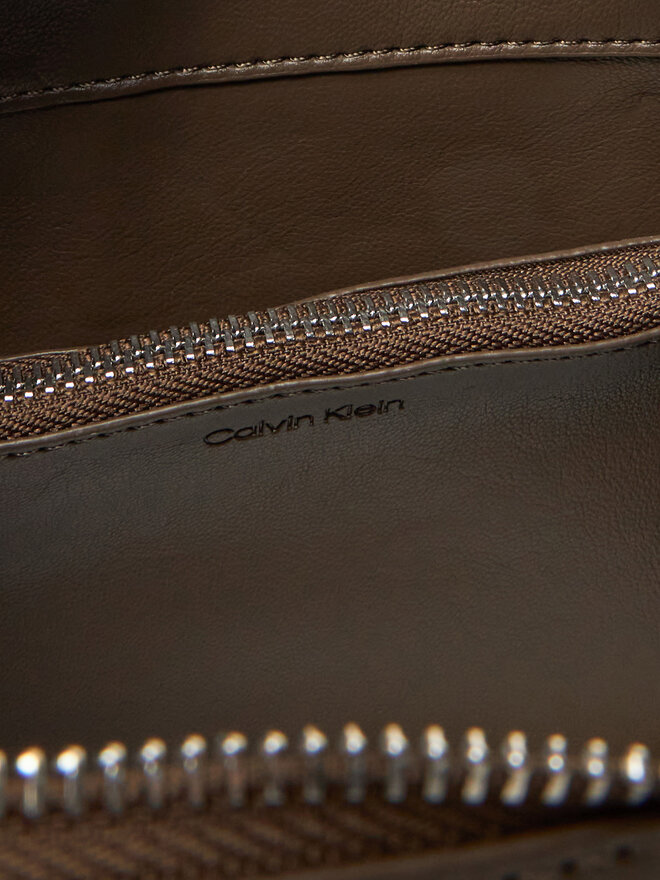 Calvin Klein Bolso Calvin Klein Hardware Strap Hobo Shoulder Bag K60K613031 Marrón