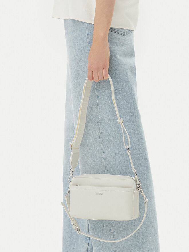 Calvin Klein Ročna torba Calvin Klein Ck Must Convertible Camera Bag K60K612901 Écru