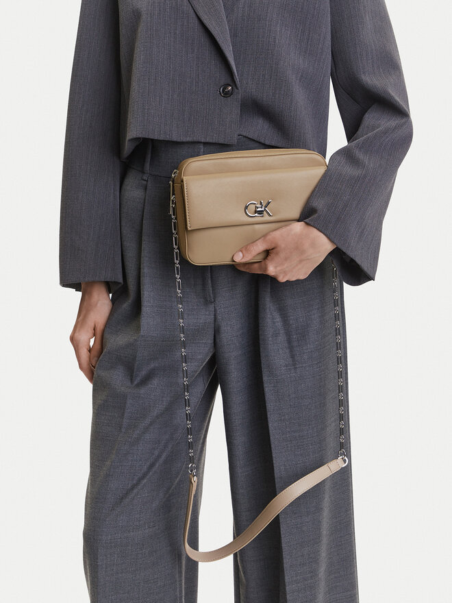 Calvin Klein Handtasche Calvin Klein Ck Pocket Camera Bag K60K613089 Dunkelbeige