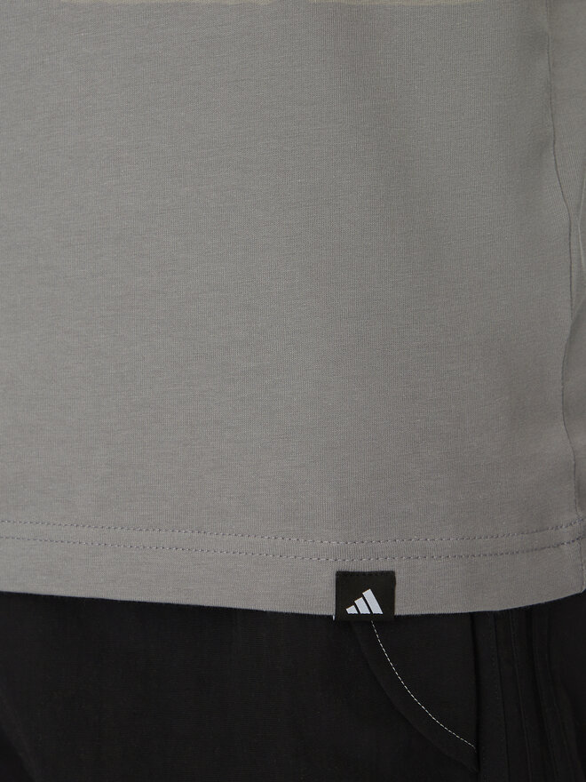 adidas adidas Футболка Lounge Slides Graphic Pocket JC5284 Сірий Regular Fit