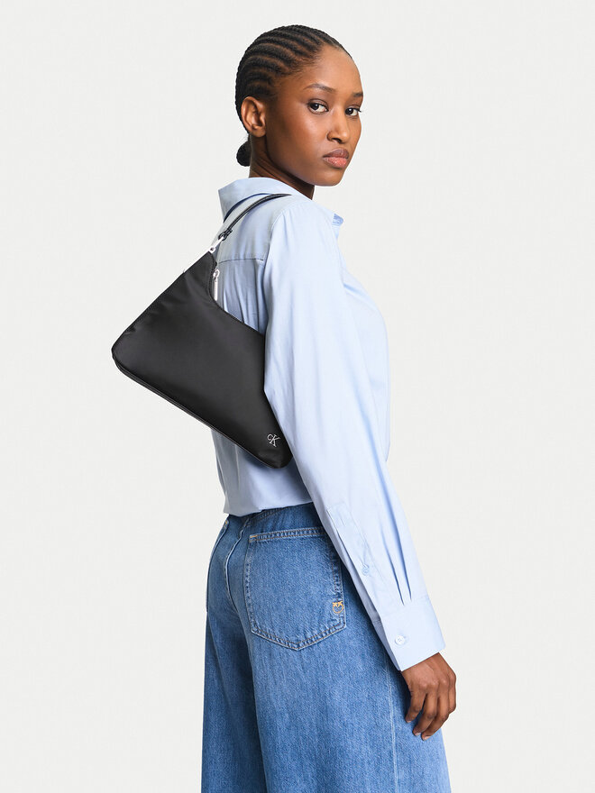 Calvin Klein Jeans Táska Calvin Klein Jeans Satin Nylon Small Shoulder Bag LV04K3219G Fekete