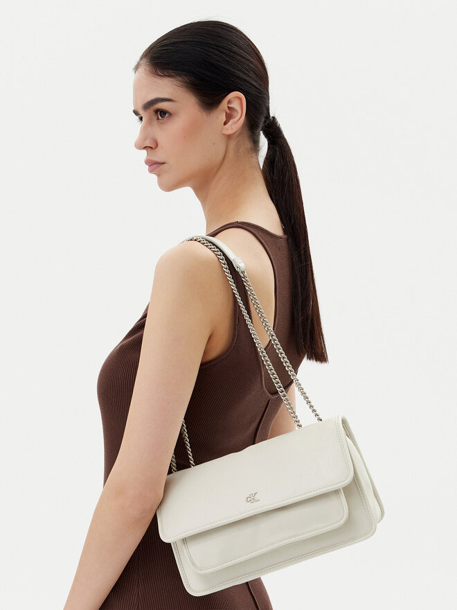 Calvin Klein Jeans Ročna torba Calvin Klein Jeans Chain Ew Flap Conv Chain Bag LV04K3084G Écru