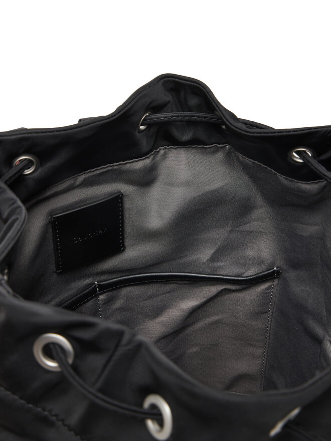 Calvin Klein Mochila Calvin Klein Sleek Drawstring Sling LV04D3145G Negro