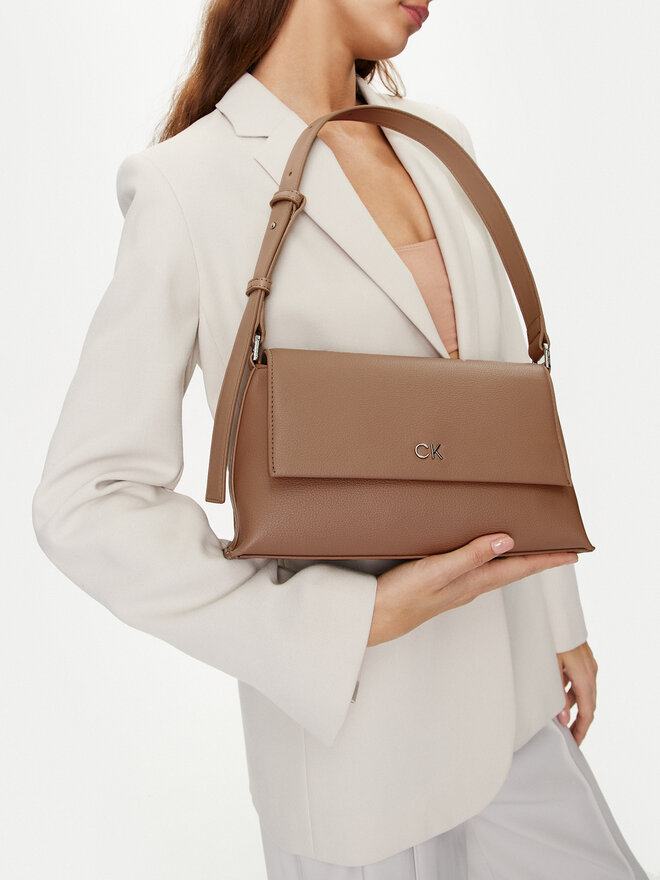 Calvin Klein Handtasche Calvin Klein Ck Daily Shoulder Bag Pebble K60K612139 Braun