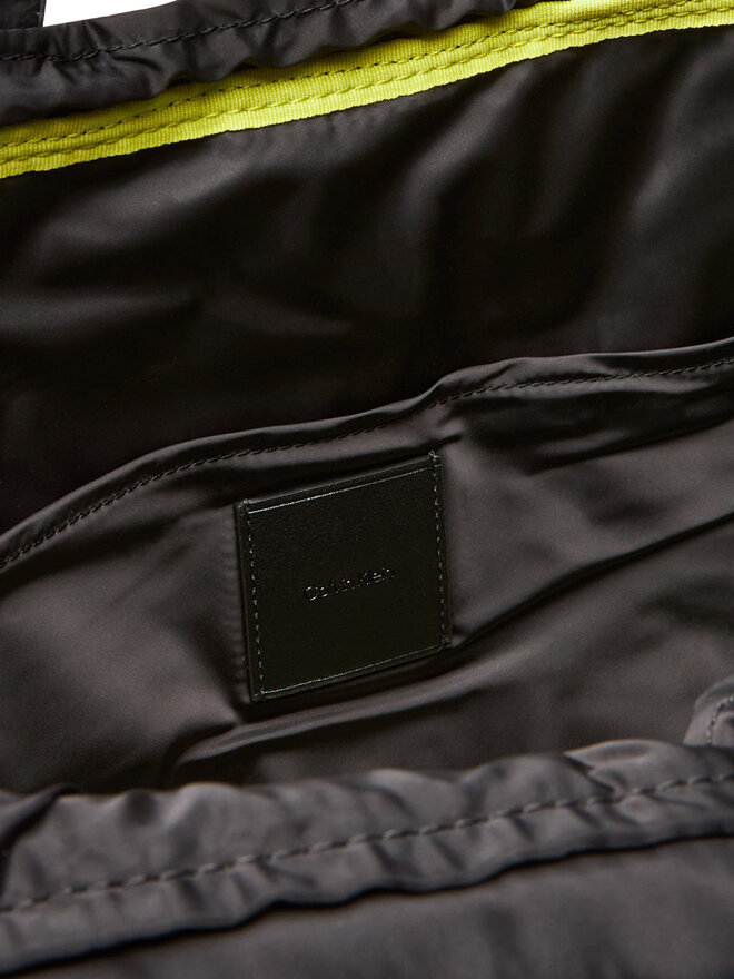 Calvin Klein Bolsas para el fin de semana Calvin Klein Tech Utility Tote LV04G3148G Negro