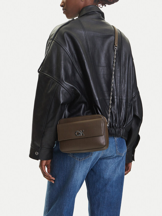 Calvin Klein Ročna torba Calvin Klein Ck Pocket Camera Bag K60K613089 Rjava
