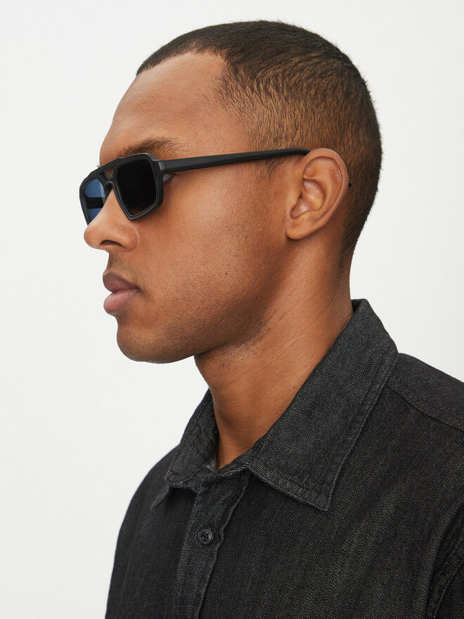 Emporio Armani Sončna očala Emporio Armani 0EA4240U 53 501787 Črna