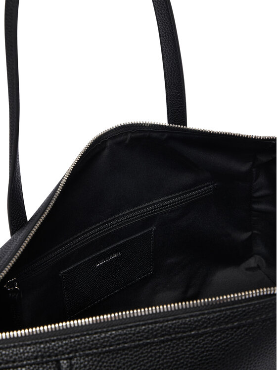 Calvin Klein Ročna torba Calvin Klein Emblem Hw Pebble Doctor Shoulder LV04F3614G Črna