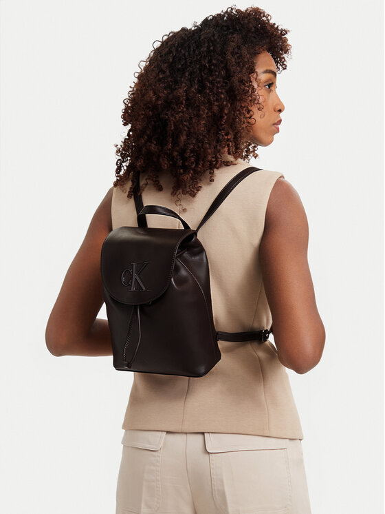 Calvin Klein Plecak Calvin Klein Bold Ck Flap Mini Backpack LV04F3893G Brązowy ciemny