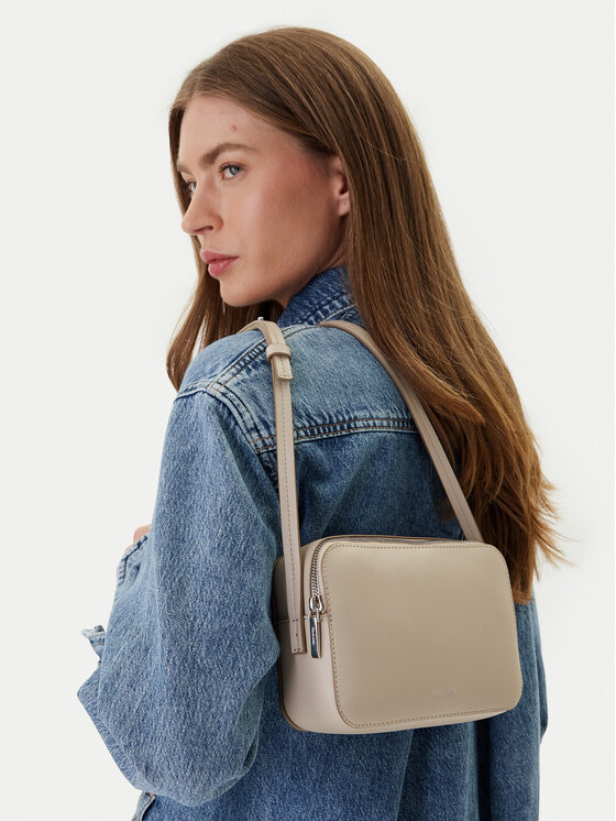 Calvin Klein Ročna torba Calvin Klein Foil Logo Elongated Camera Bag LV04F3276G Bež