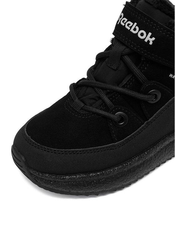 Zbliżenie na przód buta dziecięcego z widocznym sznurowaniem.