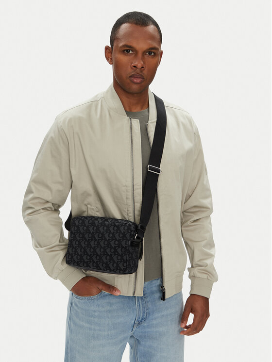 Calvin Klein Taška cez rameno Calvin Klein Unstructured Monogram Camera Bag LV04G3179G Čierna